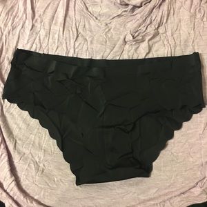 Black seamless scalloped panty